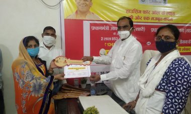 फतेहपुर: प्रधानमंत्री आवास की चाॅबी मिलते ही खिले लाभार्थियों के चेहरे