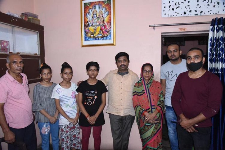 मंत्री नन्दी ने मृतक की पुत्रियों की पढ़ाई के लिए दिये 25 हजार रुपये