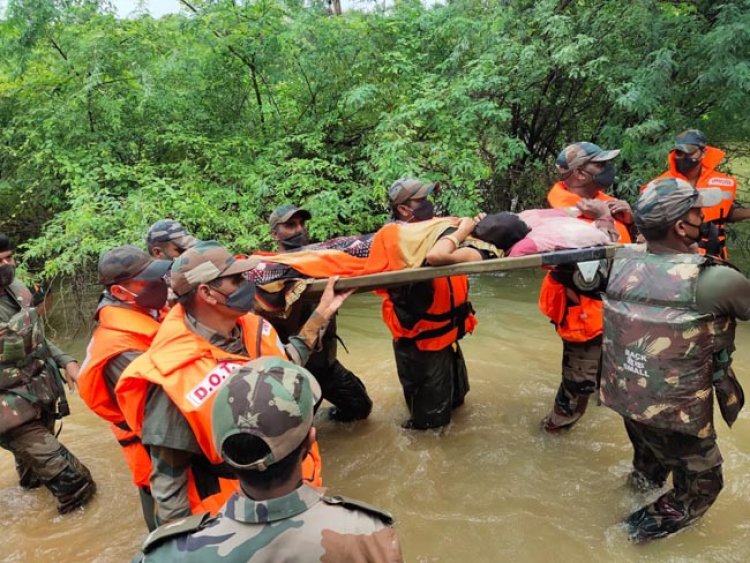 प्रयागराज : रेड ईगल डिवीजन ने 135 ग्रामीणों को बाढ़ग्रस्त गांवों से निकाला