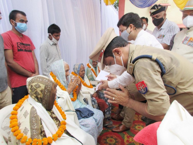 प्रतापगढ़ में आजादी का अमृत महोत्सव के अवसर पर शहीदों के परिजनों का हुआ सम्मान