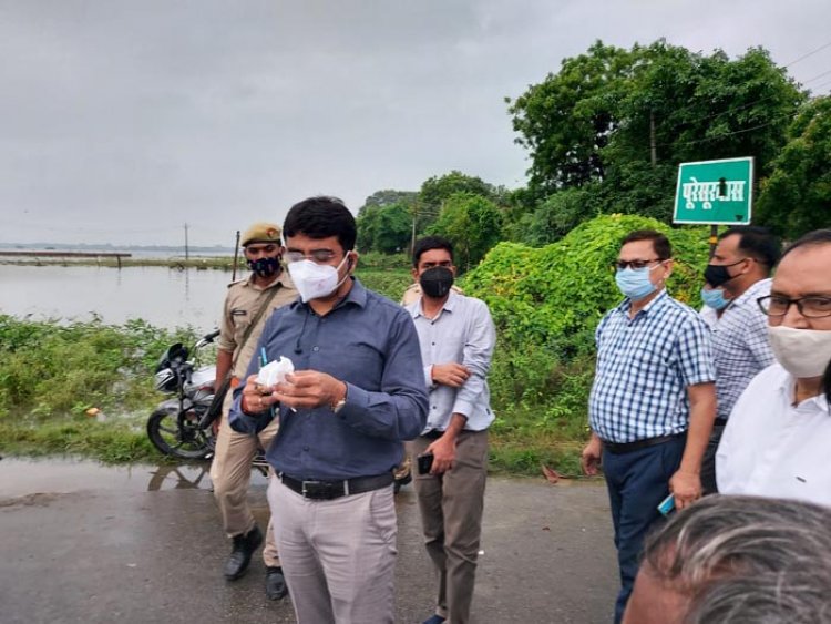 जिलाधिकारी बाढ़ प्रभावित क्षेत्र का लगातार कर रहे निरीक्षण