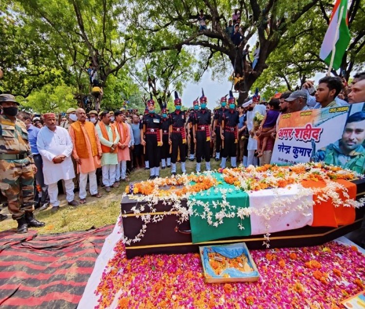कौशाम्बी में शहीद नरेन्द्र का हुआ अंतिम संस्कार, अंतिम दर्शन को उमड़ी भीड़