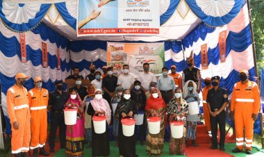 एनडीआरएफ द्वारा असहाय व जरुरतमंदों को बांटी गई डिगनिटी किट 