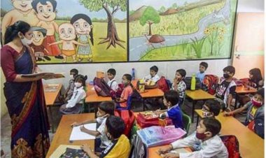 प्रयागराज: छोटे बच्चे विद्यालय में अपने सहपाठियों को देख हुए प्रसन्न