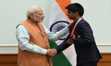 प्रधानमंत्री ने टोक्यो पैरालिंपिक में रजत पदक जीतने पर नोएडा के डीएम सुहास यतिराज को दी बधाई