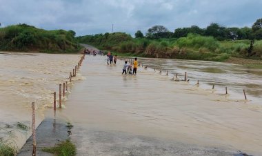 फतेहपुर : ससुर खदेरी नदी उफनाने से डूबा पुल, बाढ़ से दर्जनों गांवों से सम्पर्क टूटा