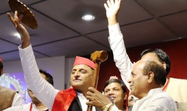 सरकार ने खत्म की विश्वकर्मा पूजा की छुट्टी, सपा करेगी घोषित : अखिलेश यादव