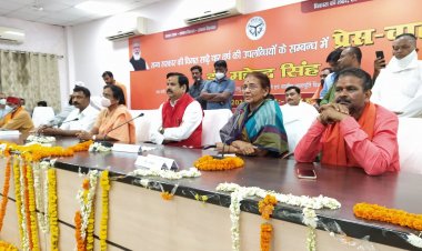 प्रयागराज: प्रभारी मंत्री डॉ. महेन्द्र सिंह ने विभिन्न योजनाओं के सौ लाभार्थियों को किया लाभान्वित