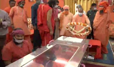 मुख्यमंत्री योगी आदित्यनाथ ने महंत नरेंद्र गिरी को श्रद्धासुमन अर्पित किया