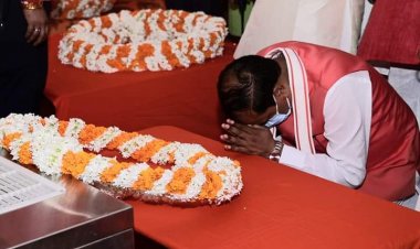 उपमुख्यमंत्री केशव ने महंत नरेंद्र गिरी को दी श्रद्धांजलि