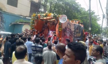 महंत नरेन्द्र गिरि के अन्तिम दर्शन को बाघम्बरी मठ पहुंचे परिजन, गांव में छाया मातम