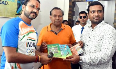 चित्रकूट : टोक्यो ओलम्पिक में भारत को कांस्य पदक दिलाने में हॉकी टीम के कोच पीयूष दुबे का हुआ स्वागत