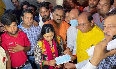 गोरखपुर कांड : मुख्यमंत्री से मिलकर संतुष्ट मीनाक्षी ने 10 लाख की सहायता राशि की स्वीकार