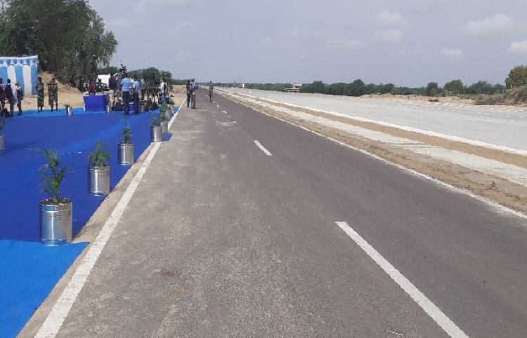 वायुसेना ने रचा इतिहास, पाकिस्तान बॉर्डर के पास राजमार्ग पर उतारे लड़ाकू विमान