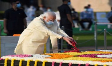 प्रधानमंत्री ने राजघाट जाकर महात्मा गांधी को दी श्रद्धांजलि