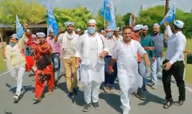 लखीमपुर मामले के विरोध में सपा और आप पार्टी ने किया धरना प्रदर्शन, किसान रहे नदारद