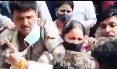 अखिलेश के सामने सपा कार्यकर्ताओं ने दारोगा और महिला पुलिस कर्मियों को पीटा