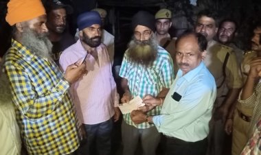 लखीमपुर घटना: जिला प्रशासन ने मृतक के परिवार को सौंपी 45-45 लाख रुपये की चेक