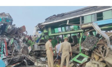 बाराबंकी में टूरिस्ट डबल डेकर बस-ट्रक की सीधी भिड़ंत, नौ की मौत