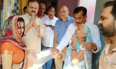 लखीमपुर : चालक समेत तीन और मृतकों के परिवार को मिली आर्थिक मदद