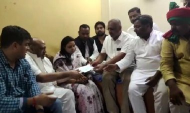 गोरखपुर कांड : सपा ने मृतक मनीष की पत्नी व पिता को सौंपे 10-10 के सौंपे चेक