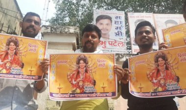 वाराणसी: प्रियंका वाड्रा के आने के पहले कार्यकर्ता ने दुर्गा स्वरूप का विवादित पोस्टर जारी किया