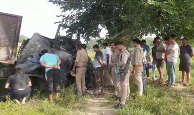 कानपुर : ट्रक-ट्रेलर की भीषण भिड़ंत में लगी आग, चालकों समेत तीन जिंदा जले