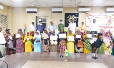 प्रयागराज: मुख्यमंत्री अन्त्योदय कार्यक्रम में 41 लाभार्थिंयों को मिला आयुष्मान कार्ड