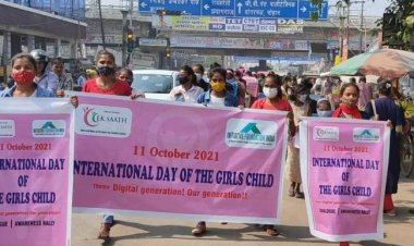 'डिजिटल पीढी-हमारी पीढी' थीम के तहत बालिकाओं ने निकाला मार्च