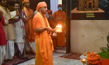 मुख्यमंत्री योगी आदित्यनाथ ने लिया मां काली का आशीर्वाद