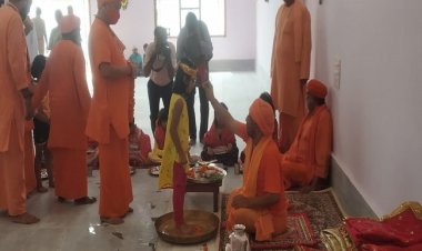 गोरखपुर : योगी आदित्यनाथ ने कन्या पूजन कर लिया आशीष