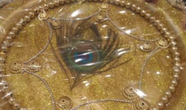 सजे हुए दीये, करवा चौथ की थाली ने किया आकर्षित