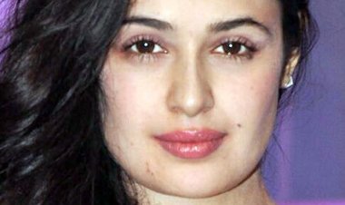 हिसार: अभिनेत्री युविका चौधरी ने हांसी पुलिस के समक्ष किया आत्मसमर्पण