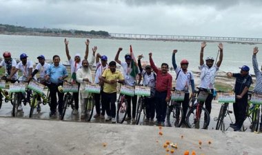 अमृत महोत्सव साइकिल यात्रा पहुंची प्रयागराज, स्वयंसेवकों ने चलाया स्वच्छता अभियान
