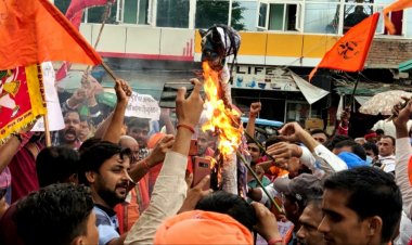 कौशांबी में बजरंग दल ने फूंका आतंकवादियों का पुतला