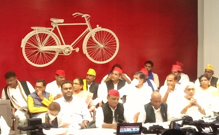 कांग्रेस, बसपा, भाजपा छोड़कर सैकड़ों नेताओं ने ली सपा की सदस्यता