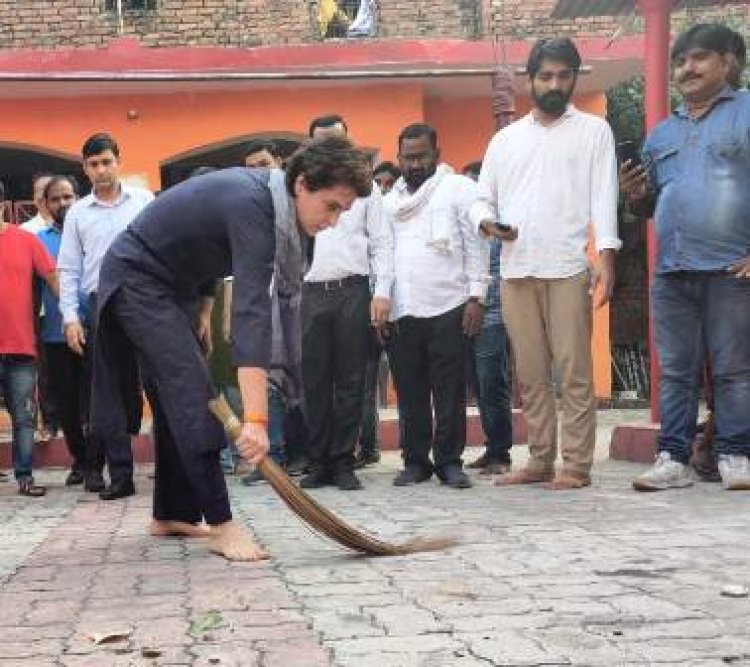 महर्षि वाल्मीकि आश्रम में प्रियंका वाड्रा ने लगायी झाड़ू