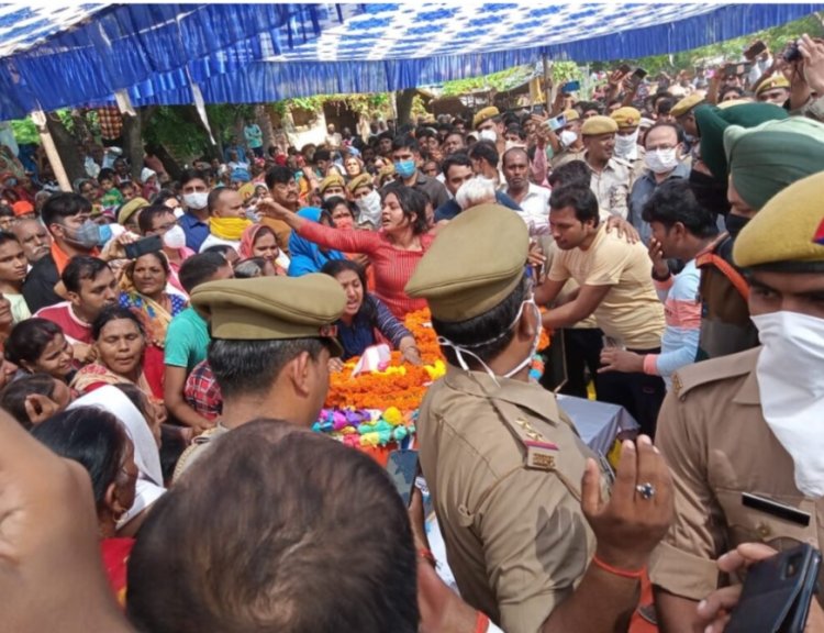 फतेहपुर: गांव पहुंचा शहीद सैनिक का पार्थिव शरीर, दर्शन के लिए उमड़ा जनसैलाब