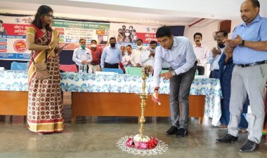 जिलाधिकारी ने 01 नवम्बर से 30 नवम्बर तक चलने वाले विशेष संक्षिप्त पुनरीक्षण/मतदाता(वोटर) पंजीकरण कार्यक्रम का फीता काटकर किया शुभारम्भ