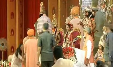 मुख्यमंत्री योगी आदित्यनाथ भागवान श्रीराम की शोभा यात्रा का स्वागत किया