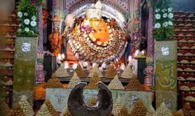 बाबा विश्वनाथ और अन्नपूर्णा दरबार में सजी छप्पन भोग की झांकी, प्रसाद पाने की रही होड़