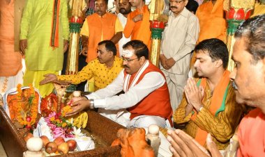 मनकामेश्वर मंदिर में आयोजित कार्यक्रम में प्रतिभाग करते हुए उपमुख्यमंत्री  ने की पूजा अर्चना एवं  प्रधानमंत्री  के कार्यक्रम के सजीव प्रसारण को देखा