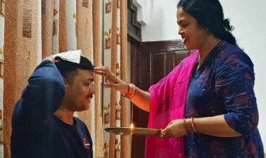 बहना ने भैया के माथे पर रोचना कर मनाई भैया दूज