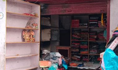 प्रयागराज: शॉर्ट सर्किट से दुकान में लगी आग से लाखों का सामान खाक