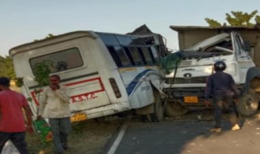 बस और डंपर के बीच टक्कर, 20 घायल