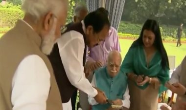 प्रधानमंत्री मोदी ने आडवाणी के घर जाकर दी जन्मदिन की बधाई, कहा "देश उनका ऋणी रहेगा"