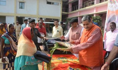 भाजपा के संस्थापक सदस्य और पूर्व राज्यसभा सांसद आरके सिन्हा ने पैतृक आवास बहियारा में बांटे छठ पूजन सामग्री