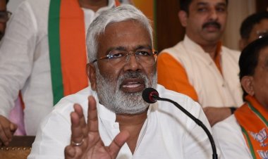 अखिलेश के इत्र से सपा के पापों की दुर्गंध न जाएगी : स्वतंत्र देव