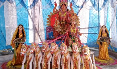 सात घोड़ों पर सवार भगवान भास्कर की पूजा करने पंडालों में उमड़ी भीड़