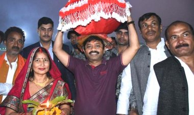 सर पर दऊरा रख छठ मैया की पूजा करने पहुंचे मंत्री नन्दी